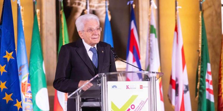 Mattarella al Festival delle Regioni: fake news manipolano già oggi l'informazione