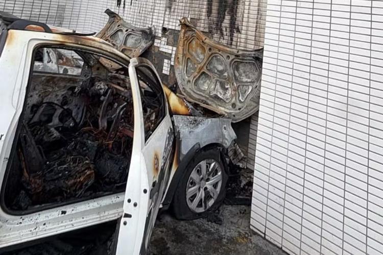 Carros de vidraçaria pegam fogo e bombeiros suspeitam de incêndio criminoso