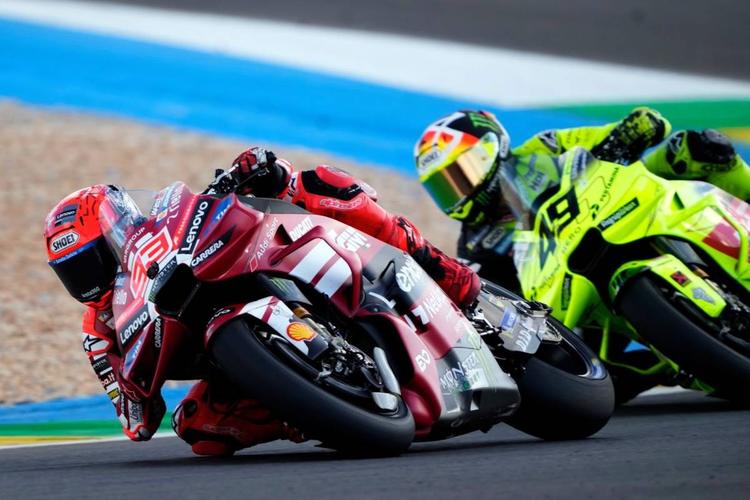 MotoGp, nubifragio a Jerez: Marquez batte Bagnaia, ritiro per Bezzecchi