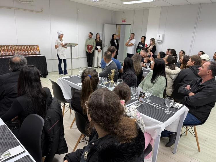 Primeira turma do TechChef celebra formatura no Centro de Contraturno Novos Caminhos