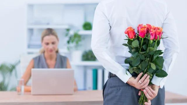 É preciso estar amando para assumir um relacionamento? Especialistas explicam