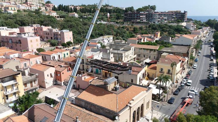 Il "San Tommaso" trasloca intero: spettacolare trasferimento del Palischermo all'Asylum