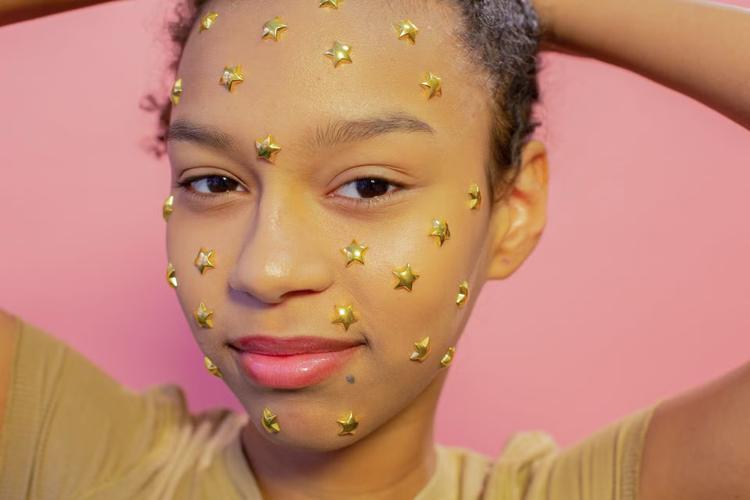 Adesivo para espinha agora é para aparecer: veja onde comprar modelos coloridos