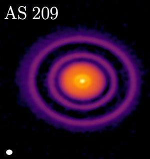 AS 209 ist ein junger Stern im Sternbild Ophiuchus, von dem Wissenschaftler jetzt festgestellt haben, dass er einen der vielleicht jüngsten Exoplaneten aller Zeiten beherbergt. Copyright: ALMA (ESO/NAOJ/NRAO), A. Sierra (U. Chile)