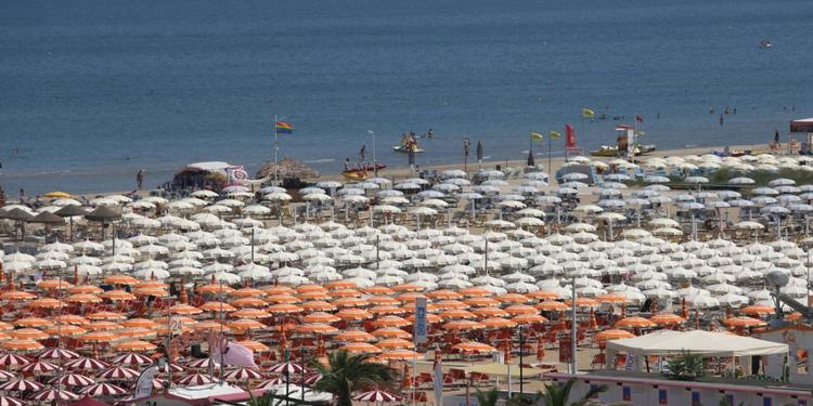 La denuncia della turista tedesca: "Violentata in spiaggia a Rimini"