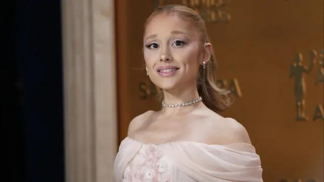 Ariana Grande interage com fã que pulou em rio ao som de sua nova música