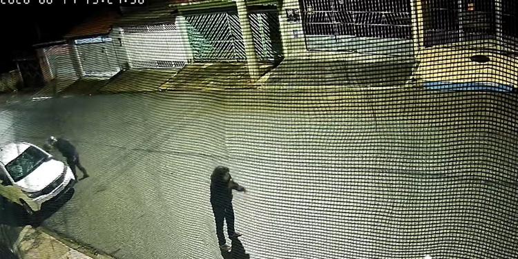 VÍDEO: casal destrói carro de motorista de aplicativo por engano durante briga em Sorocaba