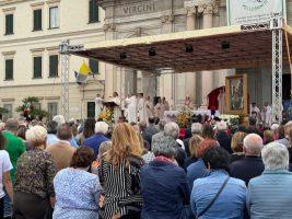 Papa a Pompei. Don Sorrentino: “La Supplica una preghiera attualissima capace ancora di commuovere i cuori dei fedeli”