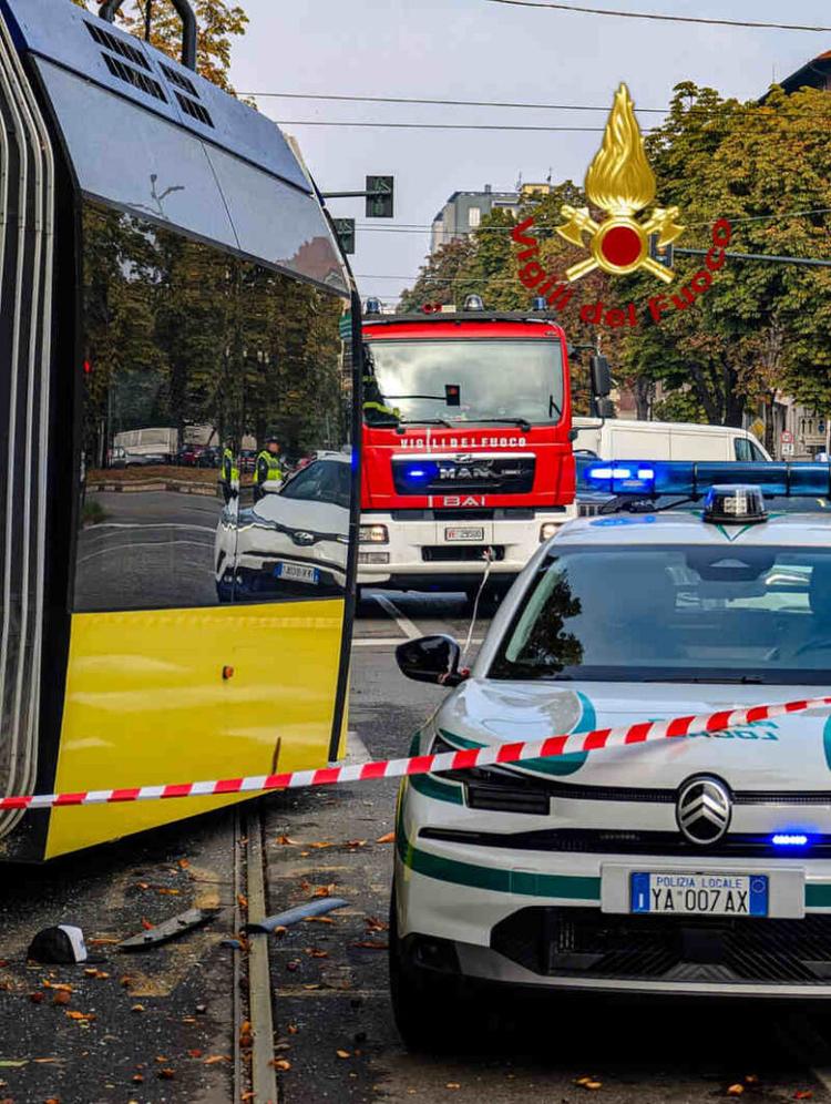 torino scontro tram e furgone