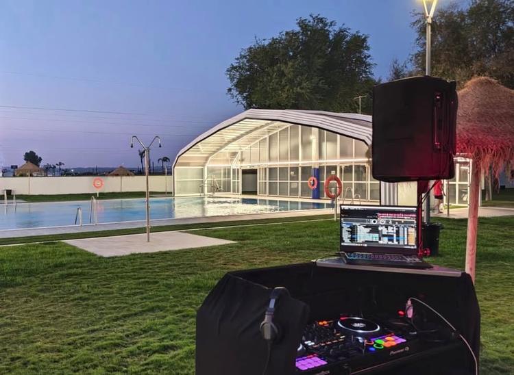 UNA NOCHE BLANCA PARA DISFRUTAR EN LA PISCINA Este sábado 8 de agosto, de 22 a 1 h., la Piscina Municipal acoge una nuev...