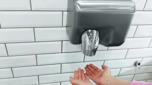 Papel ou secador? Saiba o que é mais higiênico para secar as mãos