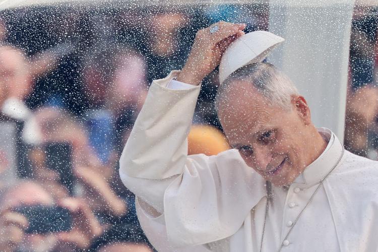 Papa Leão XIV passeia de papamóvel e é ovacionado em 1ª audiência no Vaticano após cirurgia para retirada de câncer