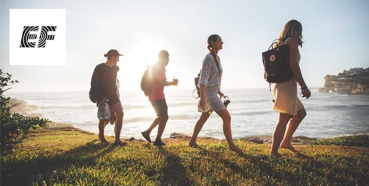  Menschen die am Meer entlang laufen