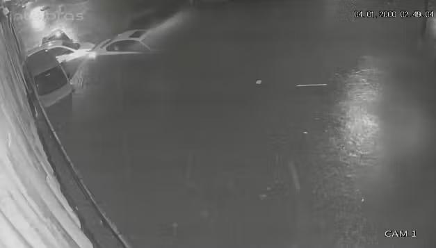 Água sobe em poucos minutos e arrasta veículos na Zona Sul de SP após forte chuva