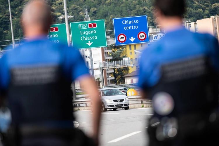 Messaggio Ue all'Italia e altri 8 Paesi: "Stop ai controlli a frontiere interne". Ma La Lega avverte: "Decidiamo noi"