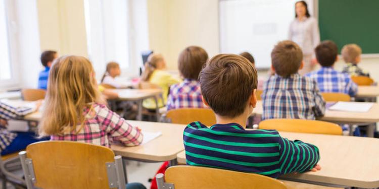 Per spiegare il "riassunto" docente taglia i capelli di due alunne in classe