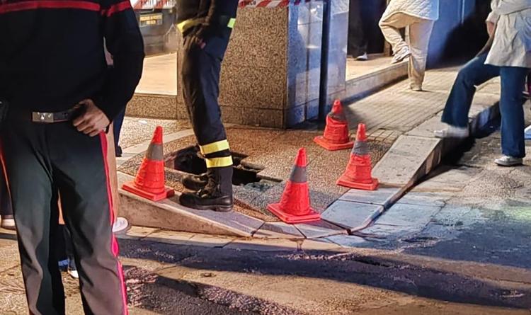 Cede marciapiedi, bambina sprofonda nel vuoto: paura a Francavilla Fontana