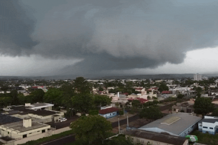 VÍDEO: nuvens gigantes formam 'paredão' no céu antes de temporal causar estragos em MS