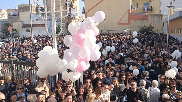 Bisceglie piange Alicia, bagno di folla in lacrime per l’ultimo saluto alla dodicenne
