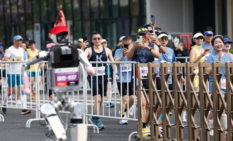Robot humanoide rompe récord y supera marca mundial humana en media maratón en Beijing