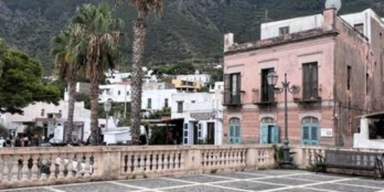 Verso il voto a Malfa, spunta anche il terzo candidato: corsa tra Siracusano, Isaja e Saltalamacchia