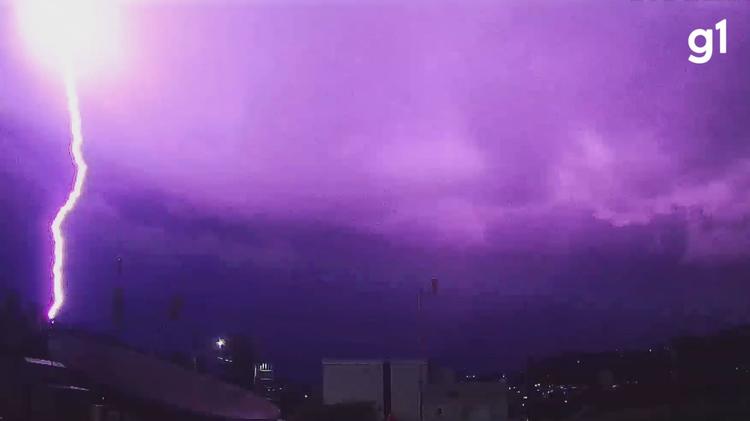Não cai no mesmo lugar? Nem um, nem dois... Quatro raios atingem o mesmo ponto durante tempestade no RS; veja VÍDEOS do momento