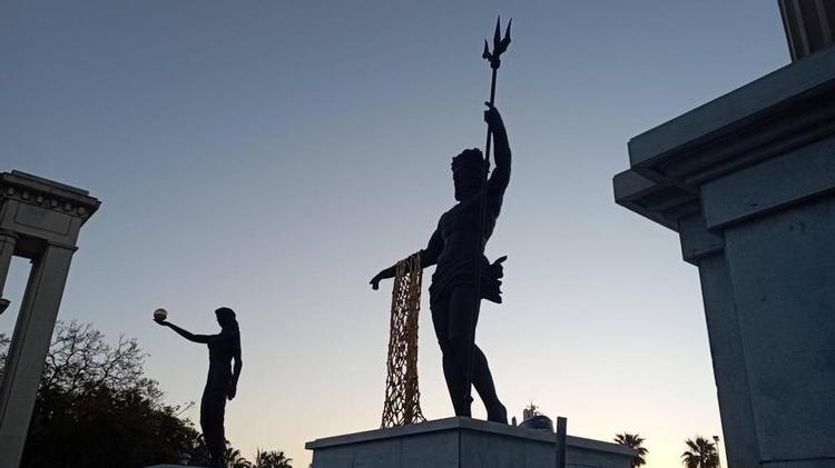 Las instituciones cívicas denuncian el silencio administrativo en torno a las esculturas del Puerto de Málaga