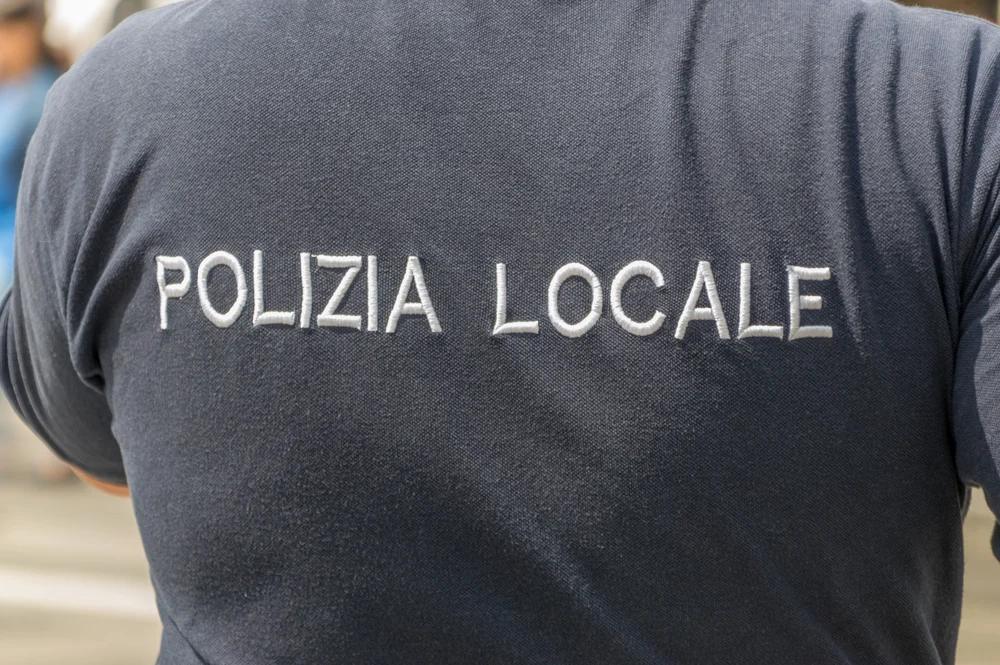 Salerno, albero danneggiato in via dei Principati: la Polizia Municipale individua e sanziona il responsabile