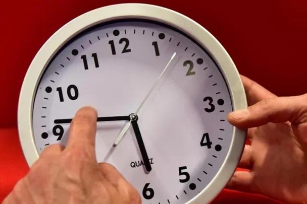 جدل الساعة الإضافية..فريق برلماني يطالب المجلس الاقتصادي والاجتماعي بالدخول على الخط