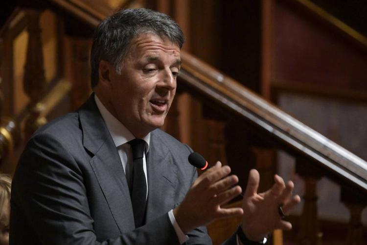 Renzi, il "bodyguard" di Elly che insulta tutti: dal governo degli Addams a Tajani "Isoradio"