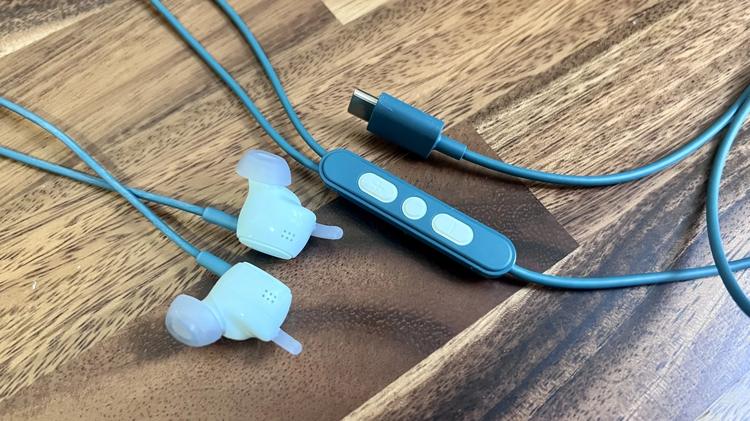 close up of the earbuds and remote on the Bose Noise Cancelling Wired Earbuds