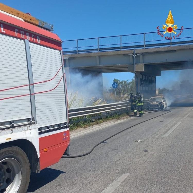 Bisceglie, auto in fiamme sulla SS16 bis verso Foggia