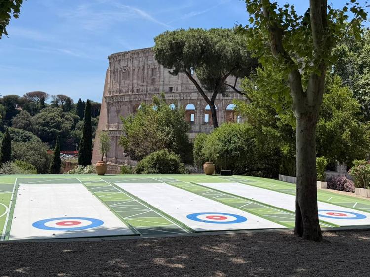 Ecco il curling all’ombra del Colosseo