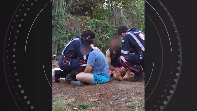Socorristas são filmados acalmando pais que perderam filha de 7 anos em acidente de carro no Paraná