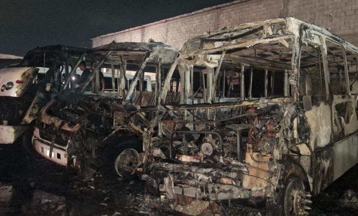 ¡Indignación en Tezoyuca! Incendian 3 unidades de Ruta 20; sospechan extorsión