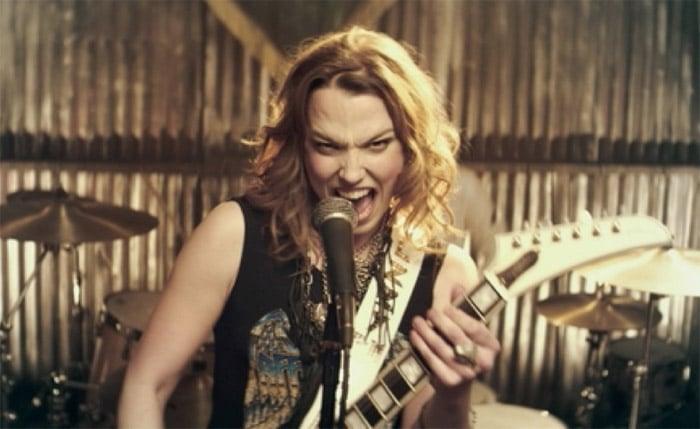 Lzzy Hale fala sobre associação que algumas pessoas fazem do Halestorm ao rock cristão