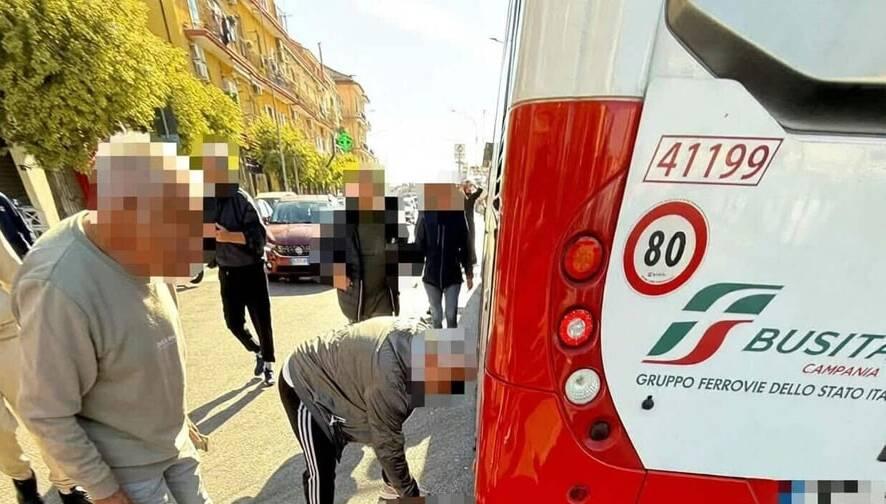 Tragico incidente in Corso Italia a Pontecagnano: scontro tra scooter e autobus, muore un 15enne