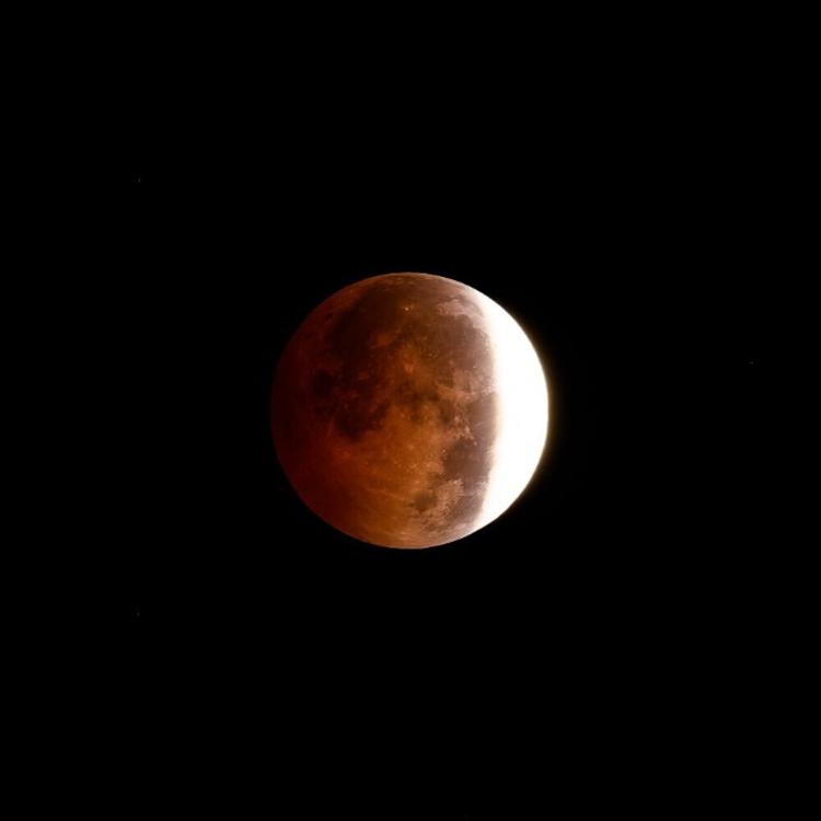 Le foto dell'eclissi di luna di oggi (se l'avete persa)
