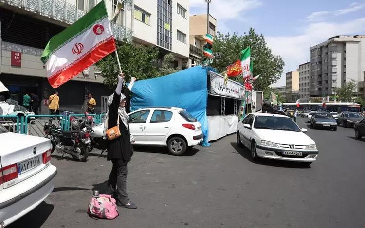 Trump: "La tregua con l'Iran resta in vigore, ma firmino o colpiremo più forte". Missili e droni negli Emirati