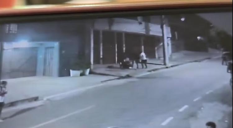 VÍDEO: Estudante leva 'voadora' e é agredido na saída da escola em MG