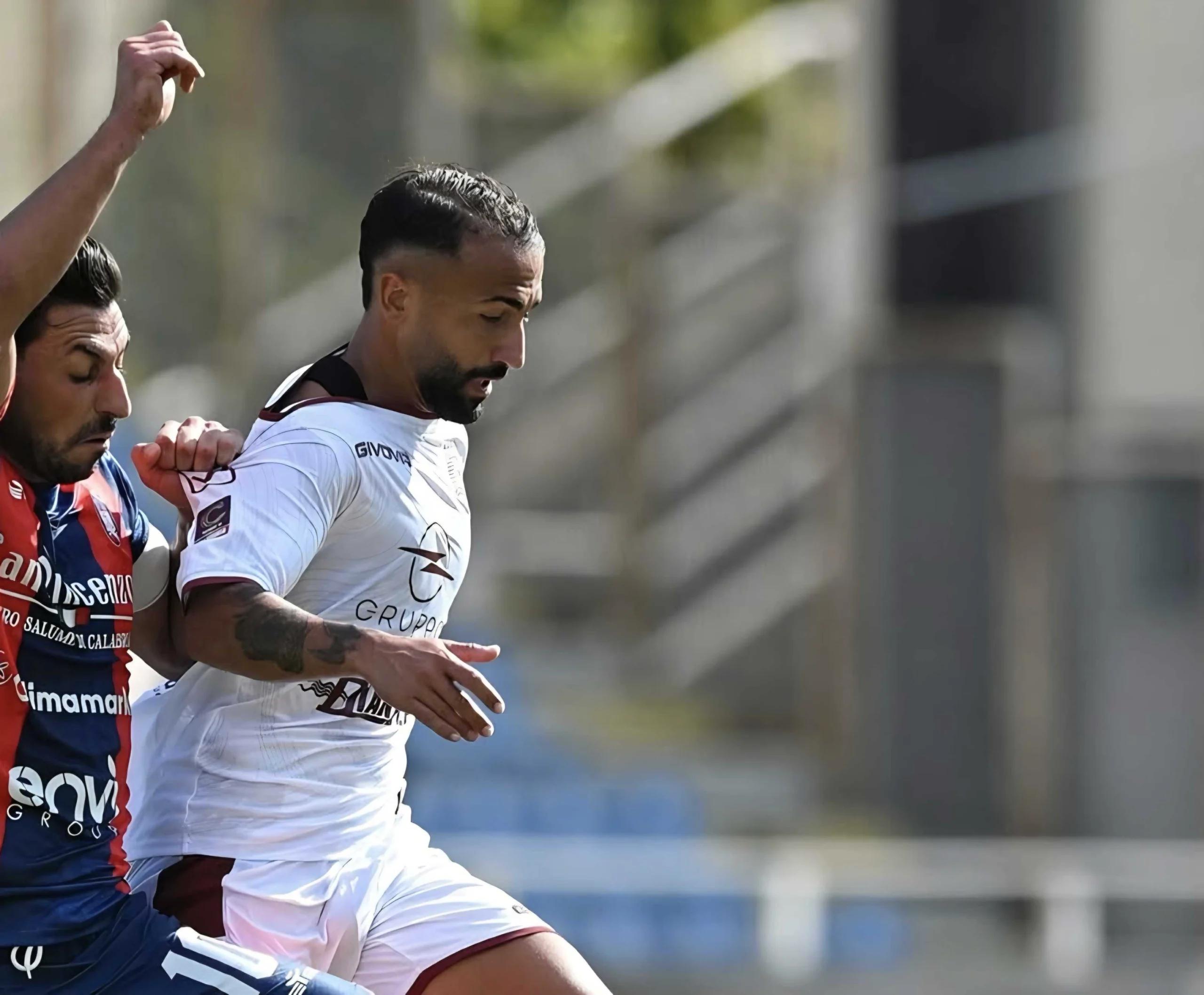 Crotone-Salernitana 2-1: i granata sprecano un’ora in superiorità numerica