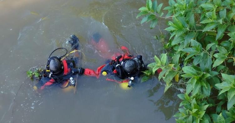 Mergulhadores encontram corpo de homem que pulou de ponte para salvar mulher em Itajaí