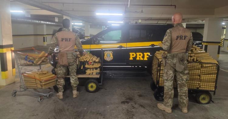 PRF apreende quase 500 kg de maconha escondidos em carro transportado por guincho na BR-101
