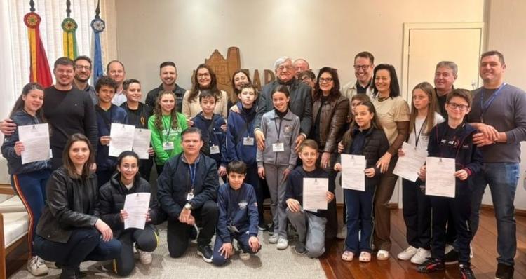Estudantes de Garibaldi assumem cargos públicos por um dia
