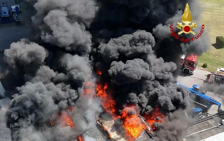 Fiamme in capannone industriale a Capalle. Incendio sotto controllo