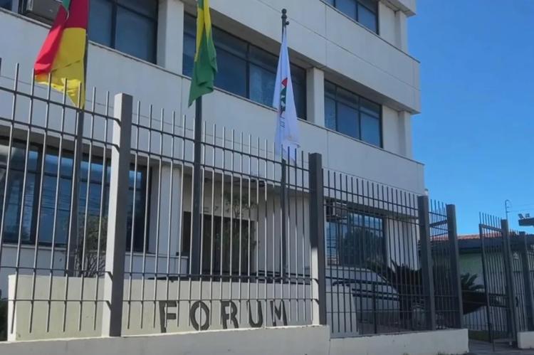 Réu confessa feminicídio de companheira grávida durante júri e é condenado a 105 anos de prisão em Cruz Alta