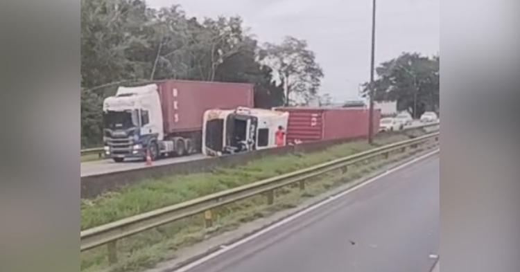 Vídeo: carreta tombada causa lentidão no trânsito na BR-101 em Navegantes