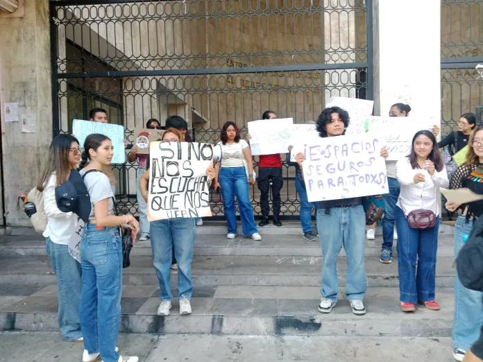 Estudiantes de la UNICACH denuncian irregularidades