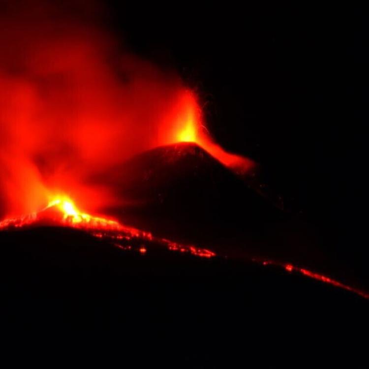 Etna senza tregua, aeroporto di Catania chiuso: stop ai voli fino a domani