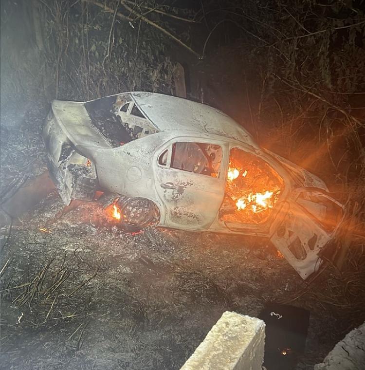 Motorista sobrevive após carro cair de ponte e pegar fogo na BR-352